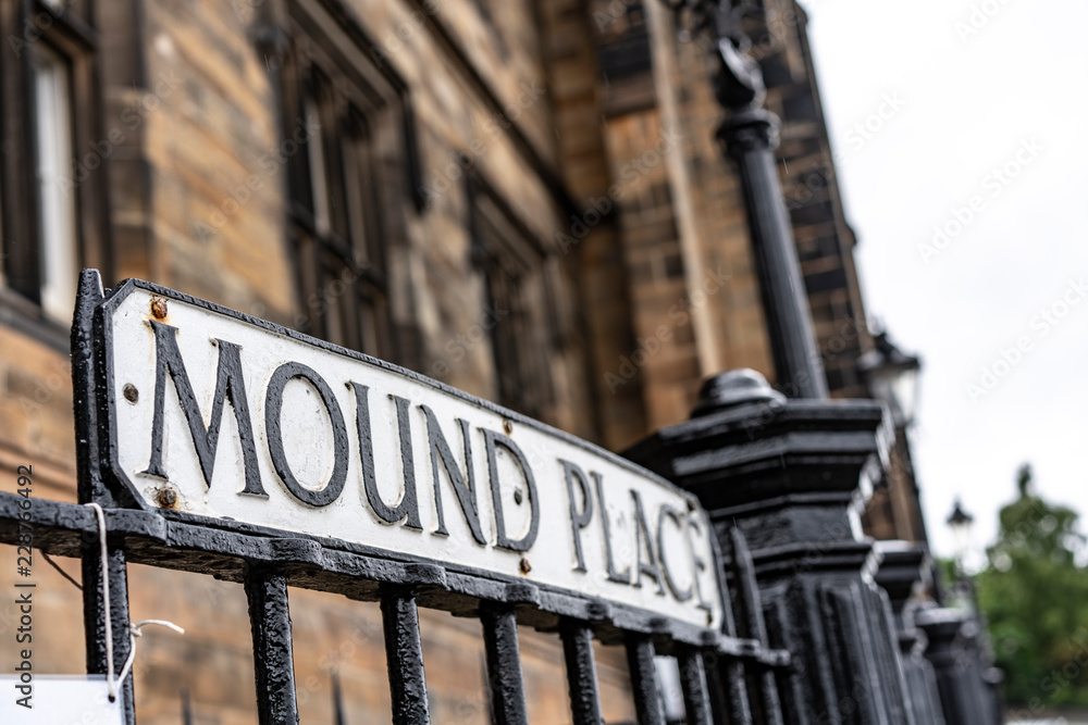 Herrschaftliche Hausfassade aus Sandsteingemäuer umzäunt von schmiedeisernen Abgrenzung