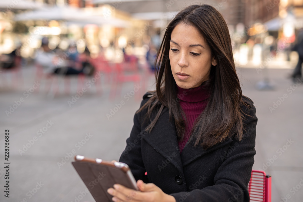 Obraz premium Young woman in city