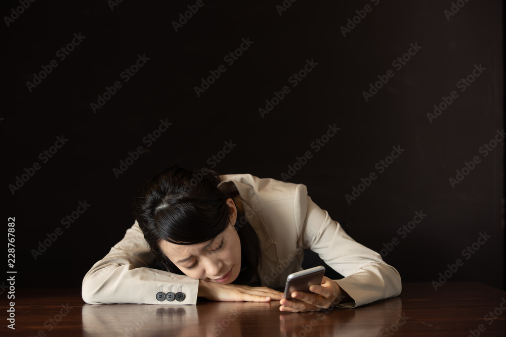 Fototapeta premium スマートフォン・若い女性