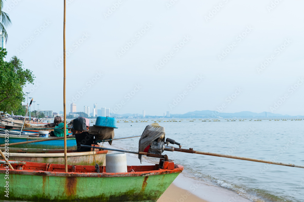 Obraz premium Fishing boat on the beach in the bay.