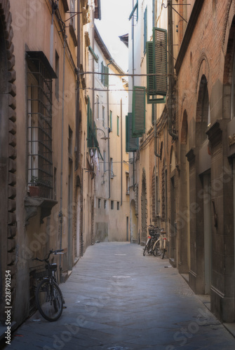 Fototapeta Naklejka Na Ścianę i Meble -  Old medieval street in Tuscany, Italy