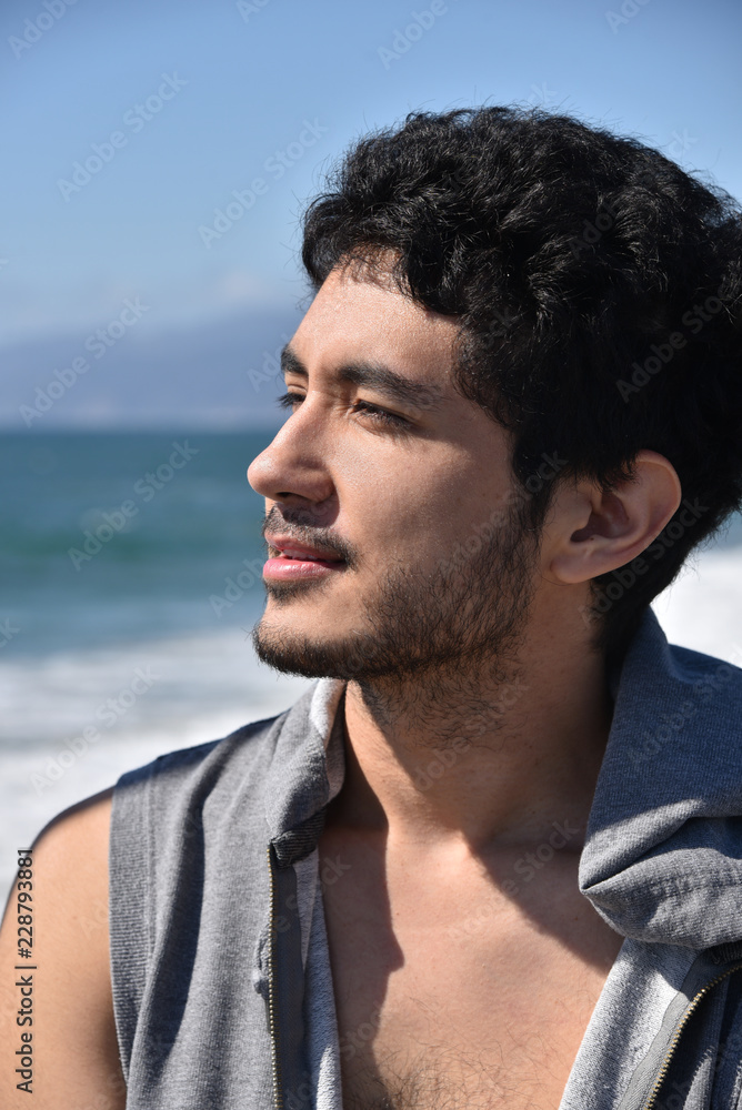 Fototapeta premium Handsome young man looking over the ocean