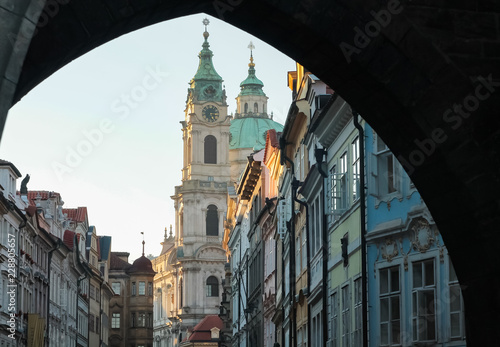 Veduta della chiesa di San Nicola ed edifici del centro storico di Praga, Repubblica Ceca