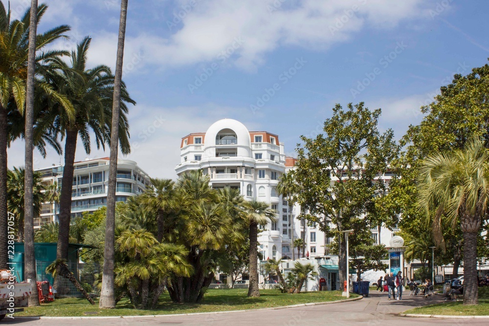 Obraz premium CANNES, FRANCE - APRIL 24 2017: Cannes croisette in spring season