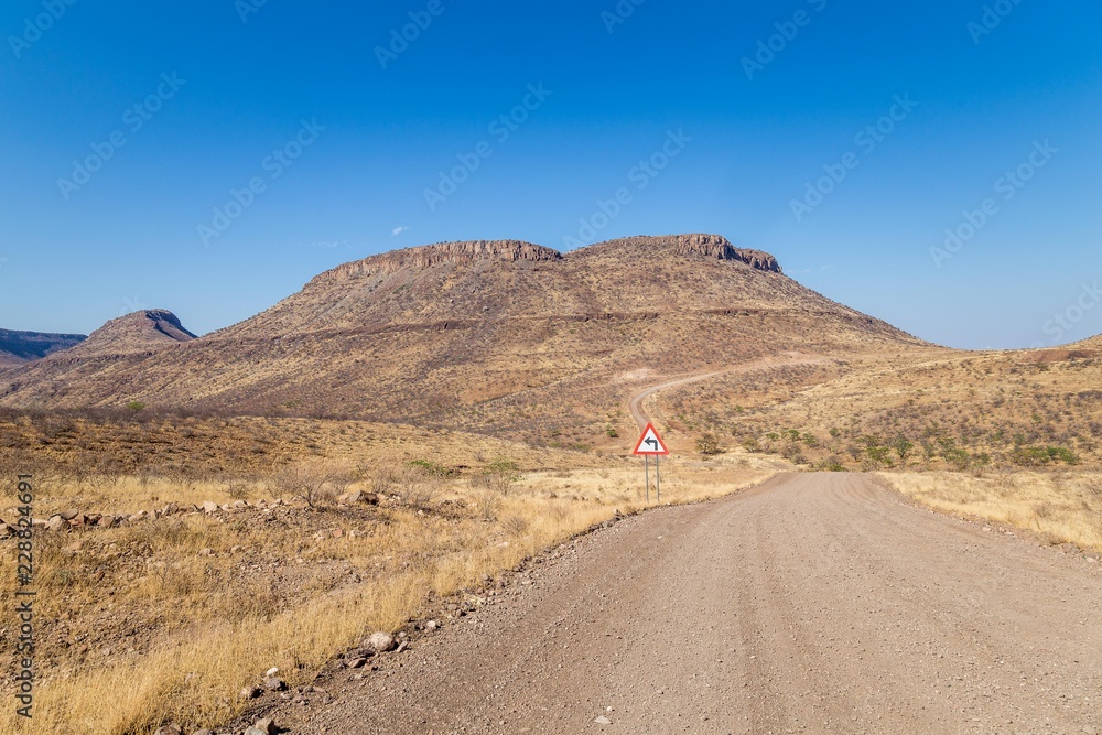 Route en terre de Namibie Montagne chemin 