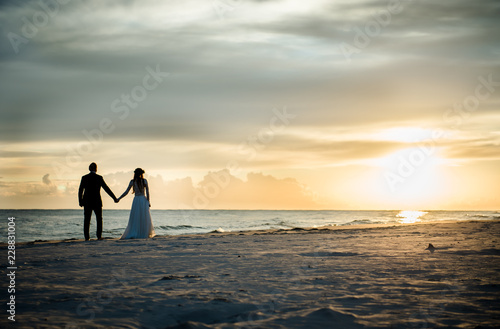 młoda para na plaży © msyoko