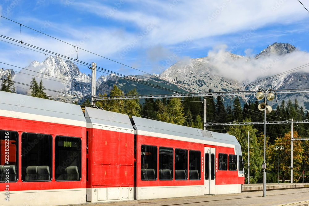 Regionalzug in einer Station in den Bergen