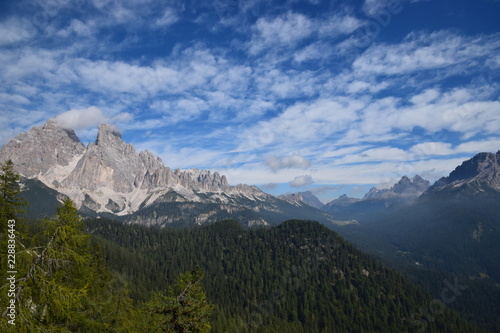 Dolomiti - panorama sul Monte Cristallo (SX) e Tre cime di Lavaredo (DX) 