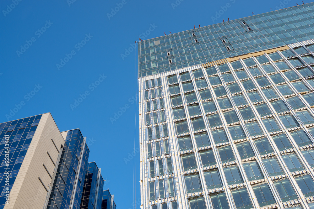 Naklejka premium High office building under construction and blue sky