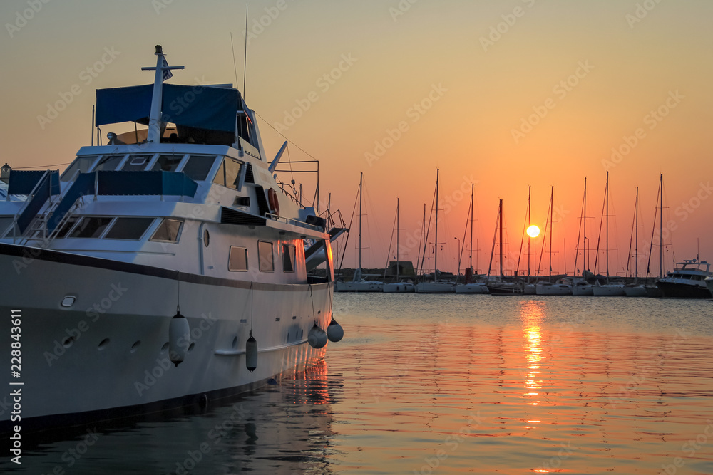 Yacht bei Sonnenaufgang am Mandraki-Hafen, Rhodos, Griechenland