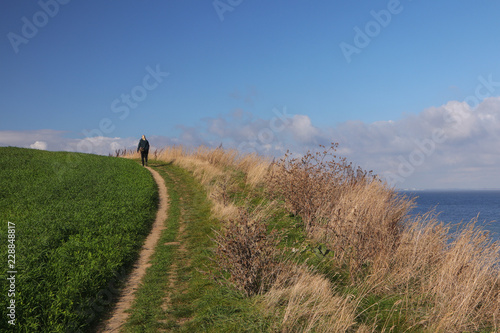 Frau geht an der Ostsee Steilküste spazieren