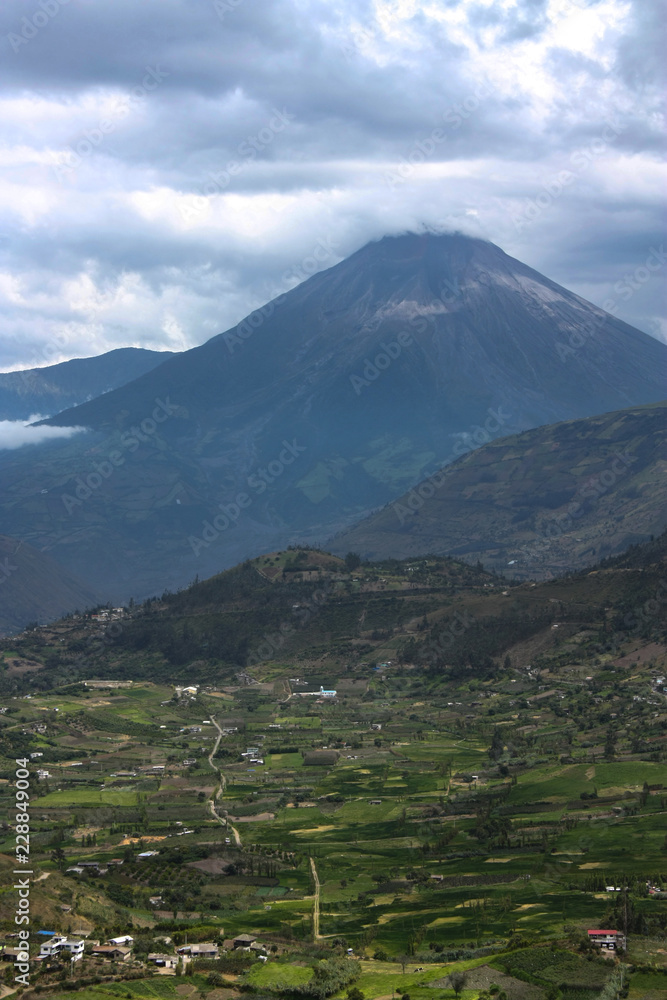 Fototapeta premium Wulkan, las i wioski w Ekwadorze