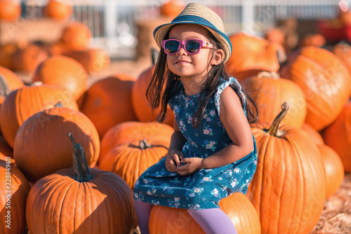 Tablou pe pânză Little Girl in Pumpkin Patch