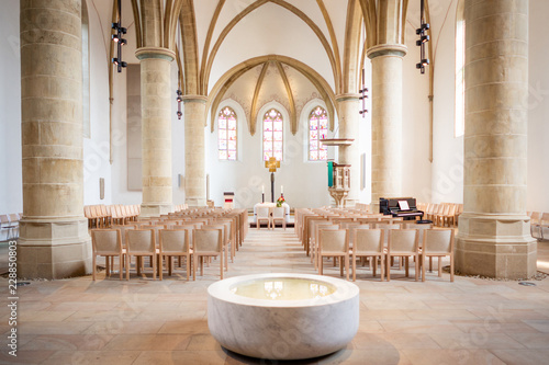 Architektur in der Kirche, Stühle, Wasser, Cathedral, Piano © Studio Wilkos