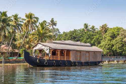 Traditionelles Hausboot auf dem Vembanad See, Kerala in Indien