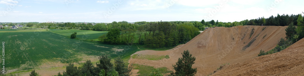 Sztuczna góra poprzemysłowa. Hałda płuczkowa koło kopalni dolomitu. Park krajoznawczy koło Tarnowskich Gor. Ślask. Polska.Europa. Sztuczna góra poprzemysłowa. Hałda płuczkowa koło kopalni dolomitu. Park krajoznawczy koło Tarnowskich Gor. Ślask. Polska.Europa.