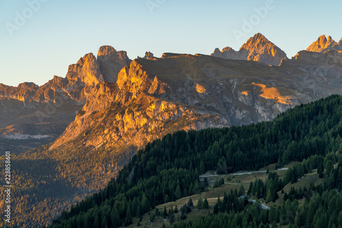 Monte Stevia und Geislerspitzen bei Sonnenuntergang in den S  dtiroler Dolomiten