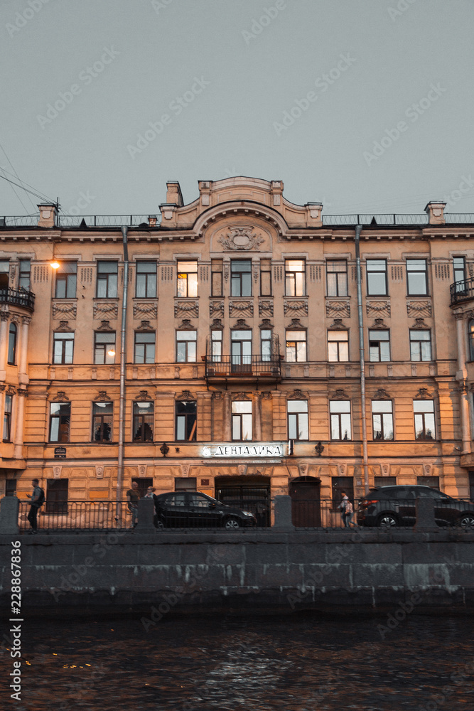 Obraz premium Elements of architecture of historical buildings. The streets of St. Petersburg with its bridges and rivers. Night view of the city at sunset.