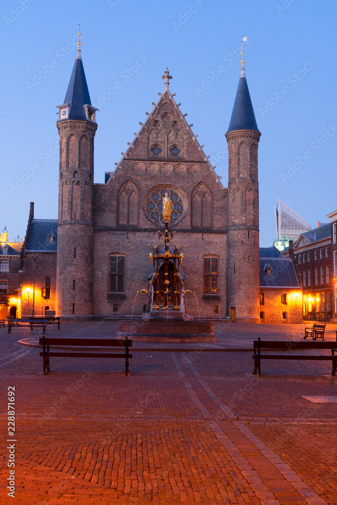 Fototapeta premium Riderzaal of Binnenhof facade - Dutch Parliamentat cortyard at night, The Hague, Holland