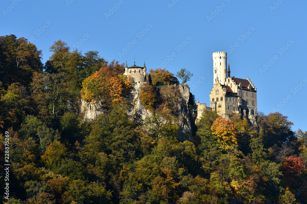 Schloss Lichtenstein auf der Schwäbischen Alb im Herbst