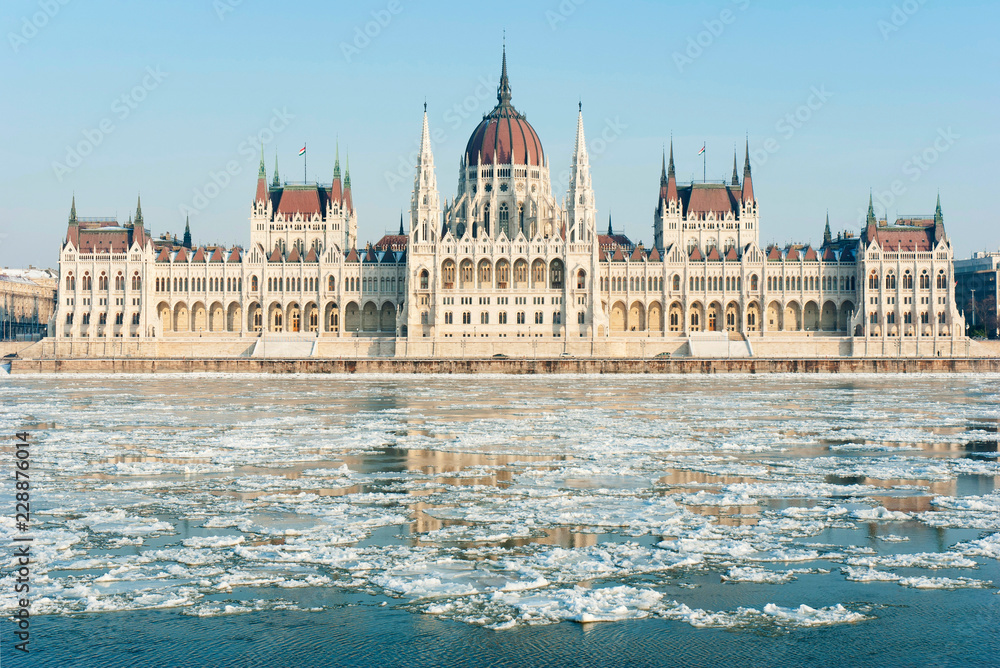 Fototapeta premium Hungarian parliament, winter