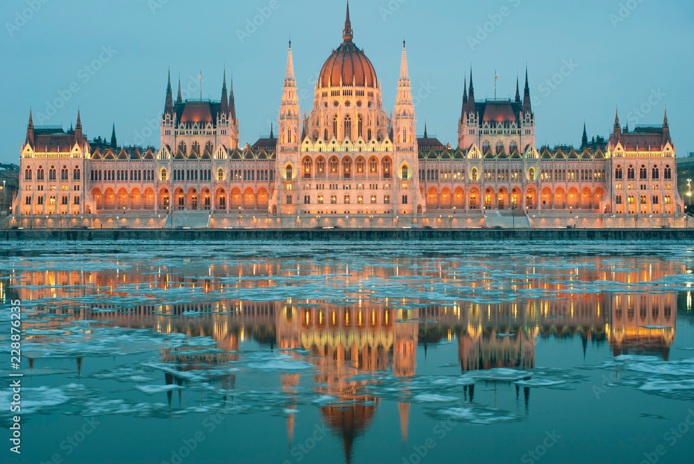 Naklejka premium Hungarian parliament at night, winter