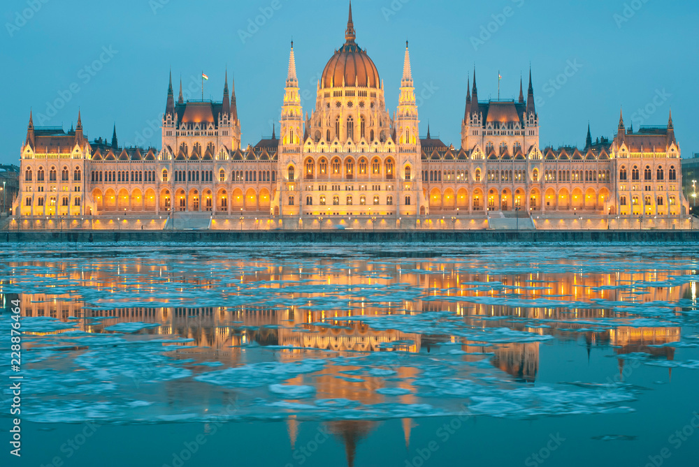 Fototapeta premium Hungarian parliament at night, winter