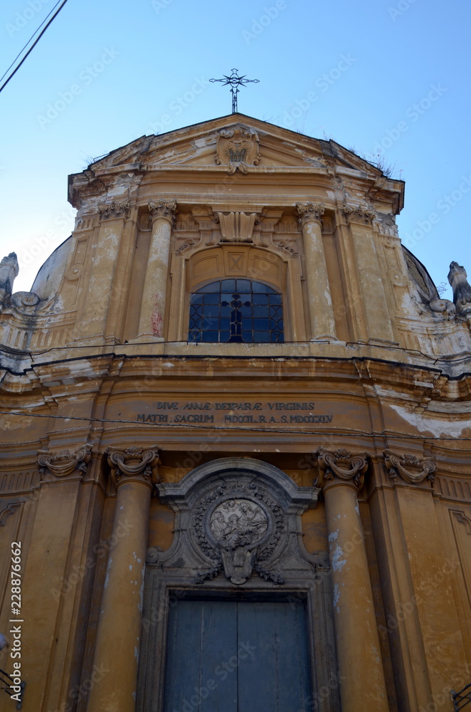 Kirchenfassade in Neapels Altstadt