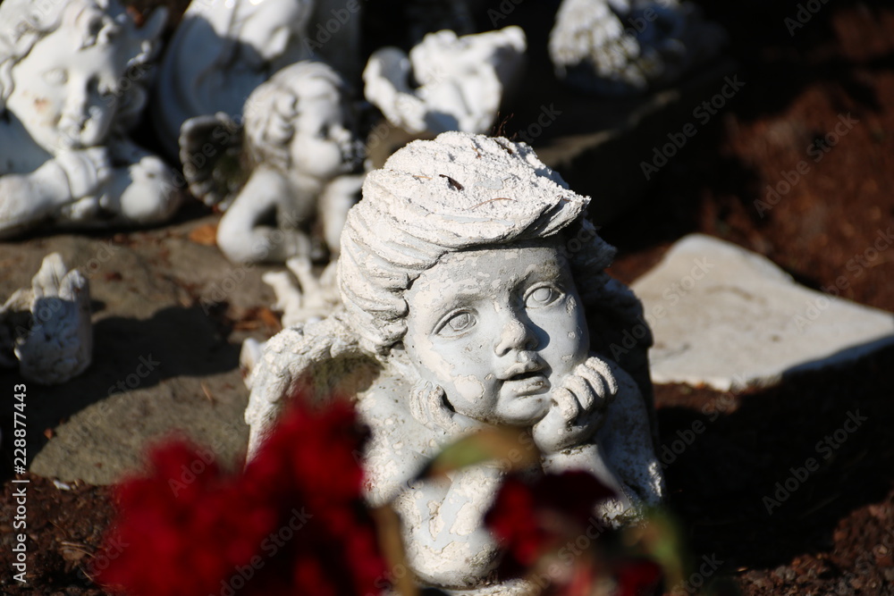 Mehrere Engel auf dem Friedhof 