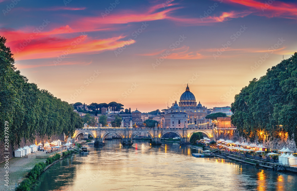 Naklejka premium Malowniczy widok na Watykan w Rzymie, o zachodzie słońca. Kolorowe tło podróży.