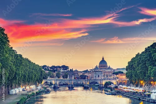 Obraz Widok na Watykan w Rzymie, o zachodzie słońca z dramatyczne niebo. Malownicze tło podróży.