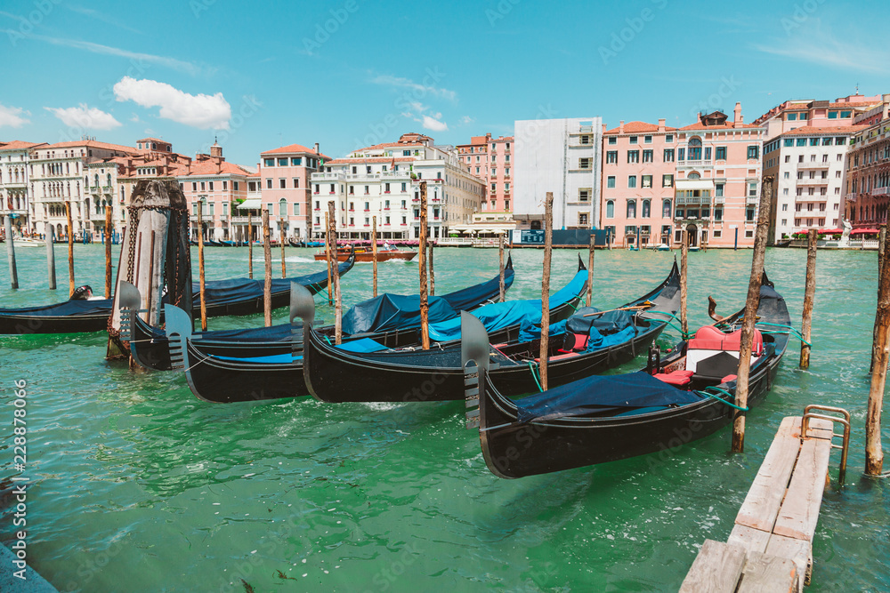 A line on venetian gondolas 