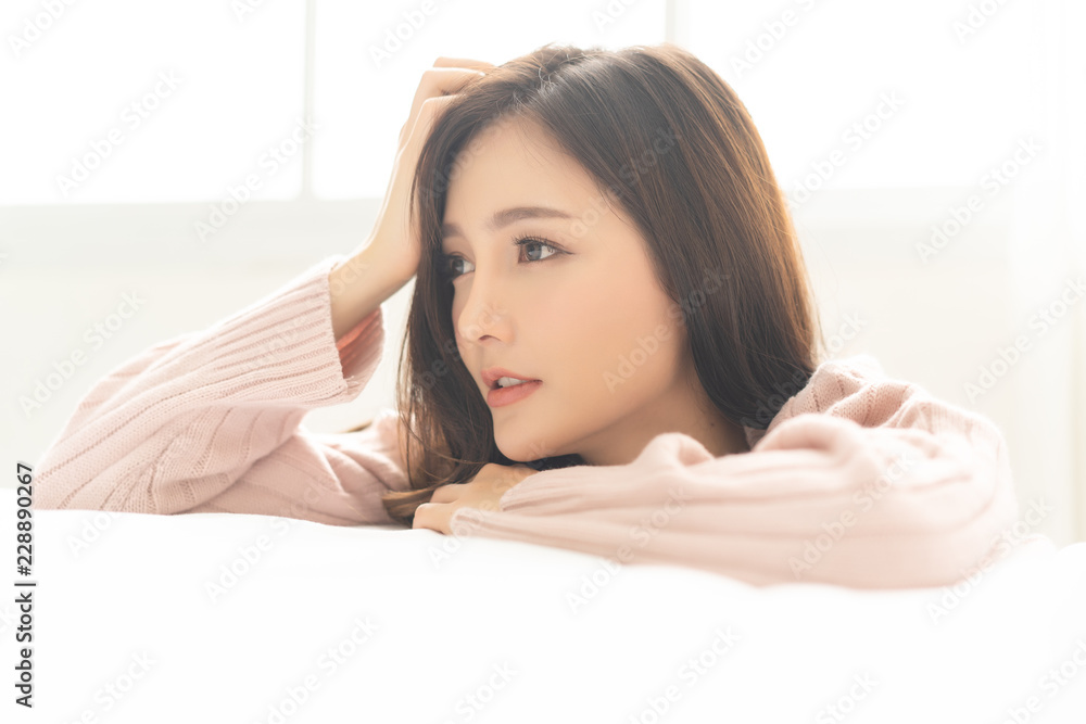 Φωτογραφία Side view portrait of a relaxed girl in the living room at home with a window in the background
