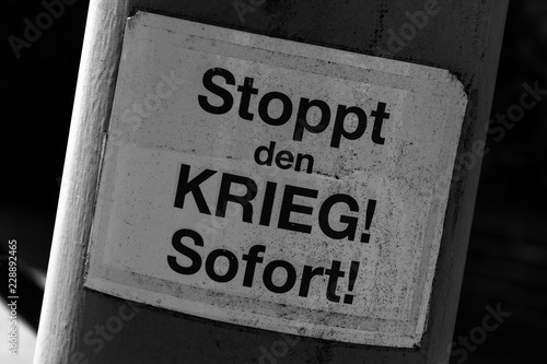 Stoppt den Krieg Aufkleber Protest photo