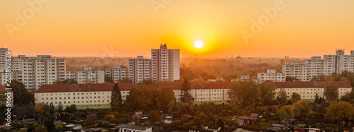 Panorama skyline Berlin Neukölln bei Sonnenaufgang von oben