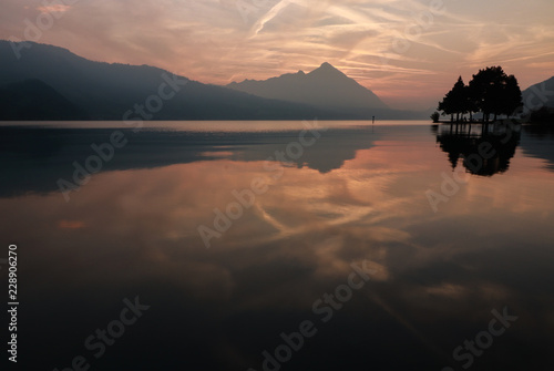 herbstliches Abendrot am See