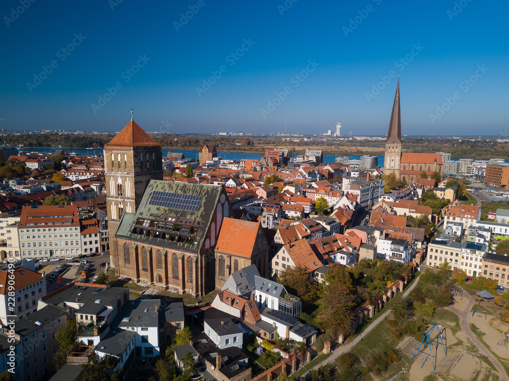 Fototapeta premium St. Nicolai und Petrikirche in Rostock