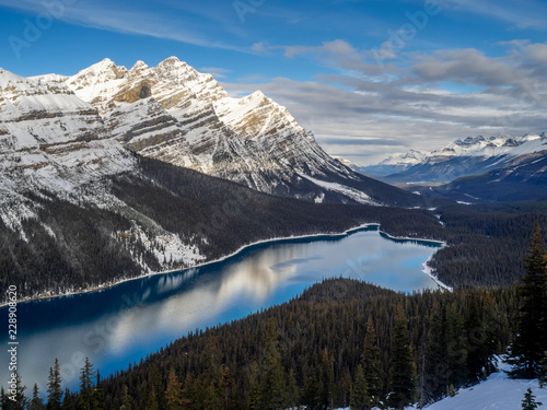Widok na jezioro Peyto w Parku Narodowym Banff po pierwszym śniegu zimy.