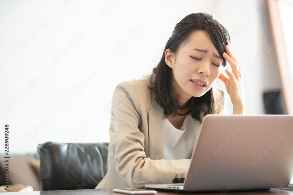 ビジネス・悩む女性