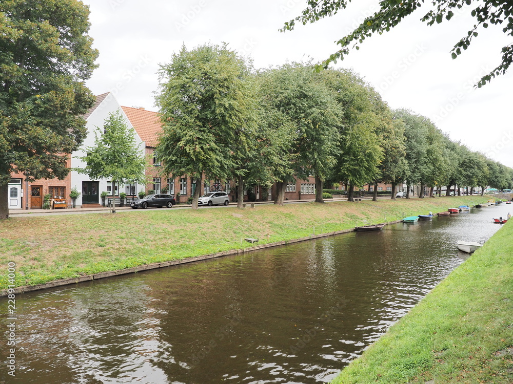 Stadt Friedrichstadt - liegt zwischen den Flüssen Eider und Treene im Kreis Nordfriesland in Schleswig-Holstein
Stadt Friedrichstadt - liegt zwischen den Flüssen Eider und Treene im Kreis Nordfriesland in Schleswig-Holstein
