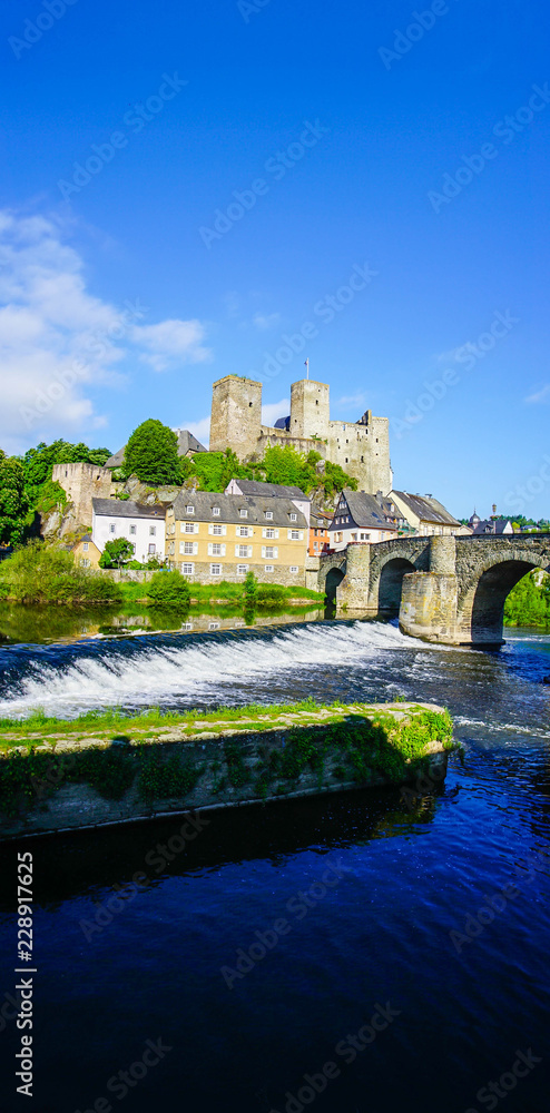 Burg Runkel mit Burgbrücke und Lahn