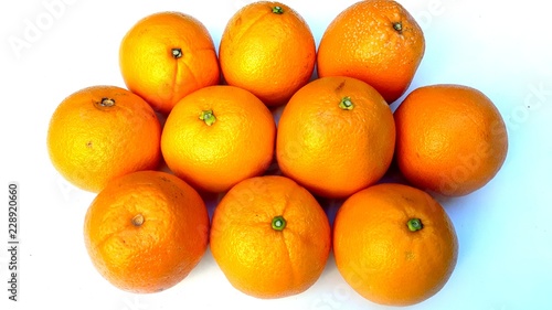 dix oranges sur fond blanc