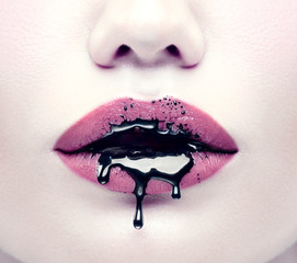 Canvas schilderij Fashion lippen Druipende zwarte verf op modellippen  © Subbotina Anna