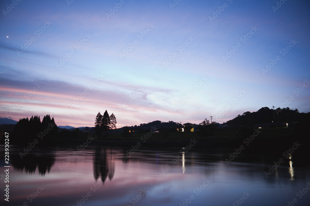 さつま町川内川の川面と夕景