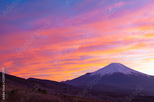 富士山と夕焼けの空、山梨県山中湖村パノラマ台にて © photop5