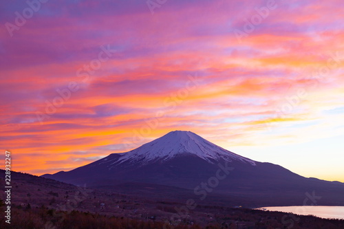 富士山と夕焼けの空、山梨県山中湖村パノラマ台にて © photop5