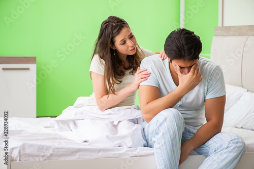 Foto Young woman consoling disappointed impotent husband