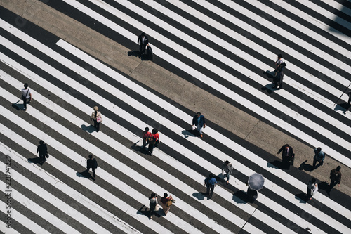 Photos Aerial view of people crossing a big intersection in Tokyo, Japan
