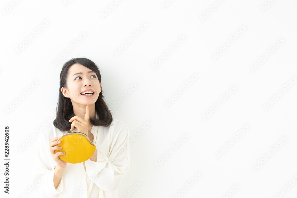 財布を持つ女性