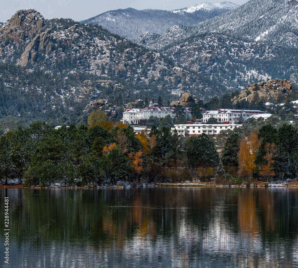 Fototapeta premium The Infamous Stanley Hotel on a Fall Morning Estes Park-Colorado
